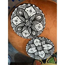 Assiette en poterie noir et blanc