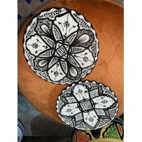 Assiette en poterie noir et blanc